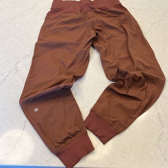 Lululemon Dance Studio Mid-Rise Jogger
Roasted Brown Size 8 - Picture 10 of 11